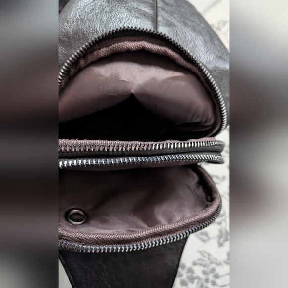 WEIXIER Black Men's Sling Crossbody Bag. Like New. - Picture 4 of 8